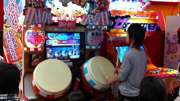 A person playing Taiko
          no Tatsujin